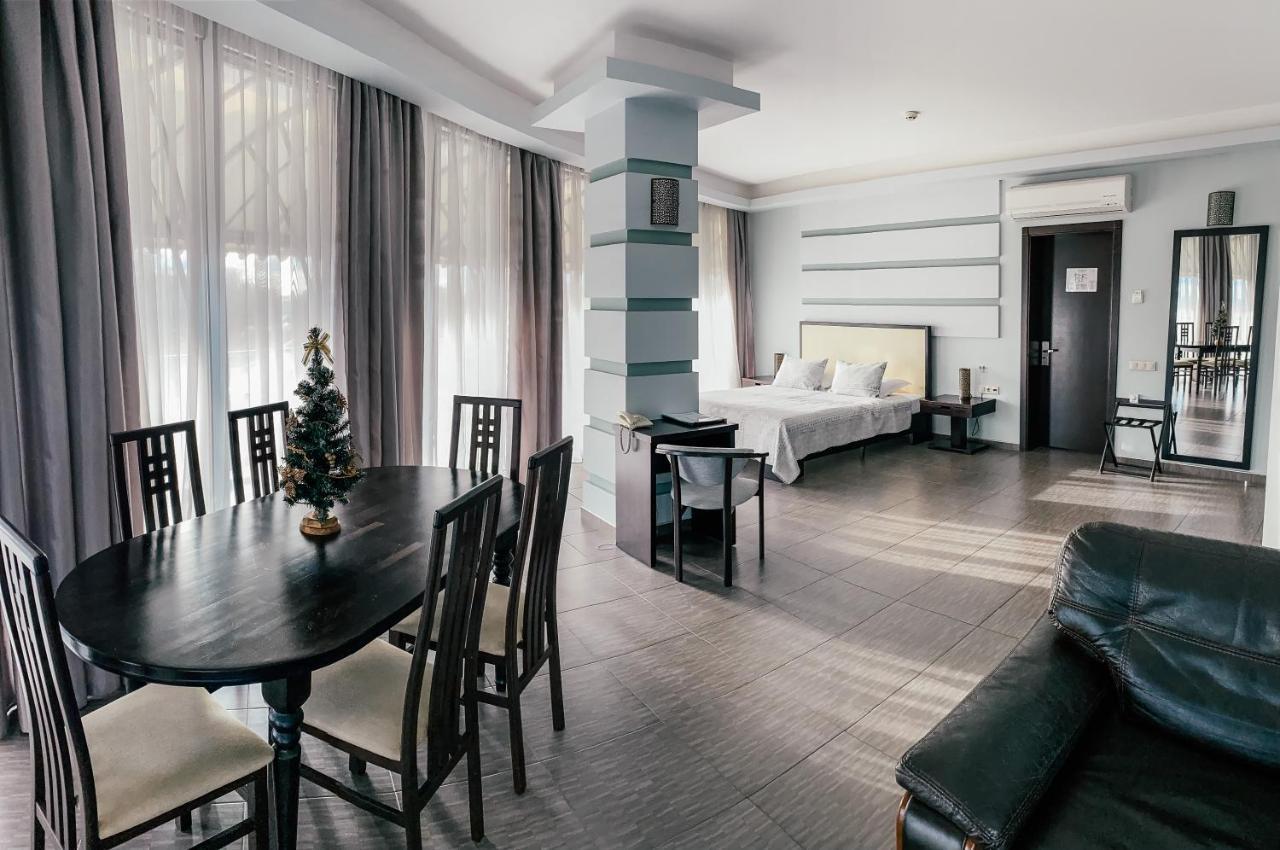 Greenstone Hotel Kherson Bagian luar foto