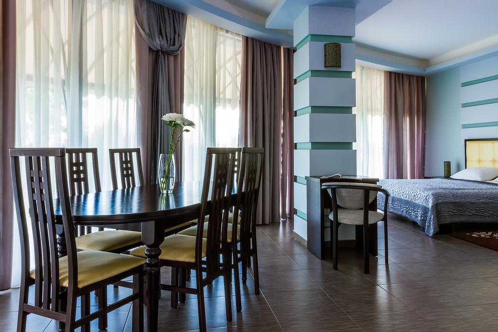 Greenstone Hotel Kherson Bagian luar foto